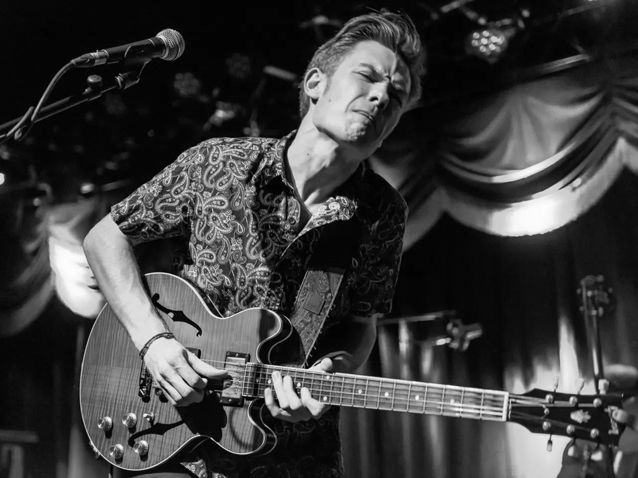 Easy Connection: Guide for Attaching an Electric Guitar to a Computer