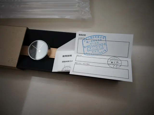 The G-SHOCK DW-5000R reproduces the initial design from 1983, maintaining the integrity of the...