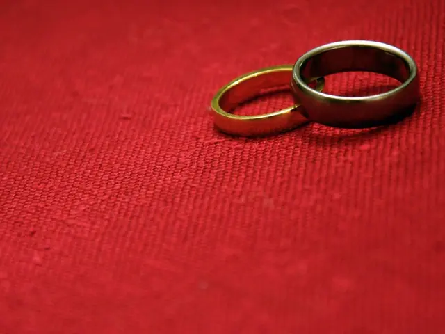 We can see rings on red surface.