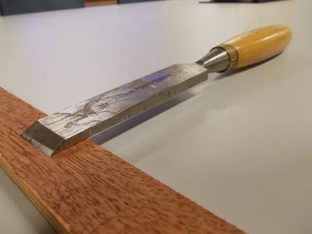 In the picture I can see a tool on a white color surface.